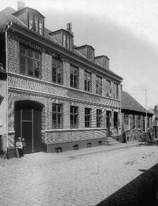 Frederiksgade 8-6 ca. 1890. Til venstre ses Den Nye Borger- og Håndværkerforenings bygning, opført i 1881 efter tegninger af murermester L. Jørgensen. I 1890 erne blev bygningen pudset og malet.
