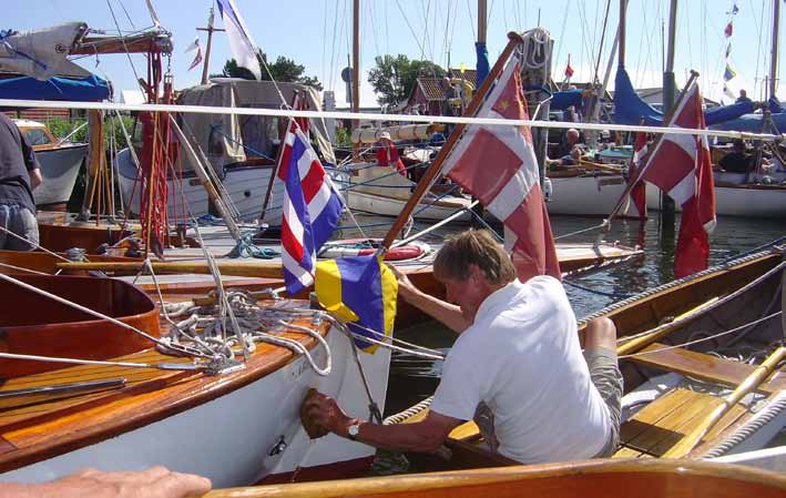 SØMANDSKAB Sømandskab Sejlads i træbåde adskiller sig ikke fra sejlads i andre både. Dette afsnit handler derfor ikke om evnen til at sejle.