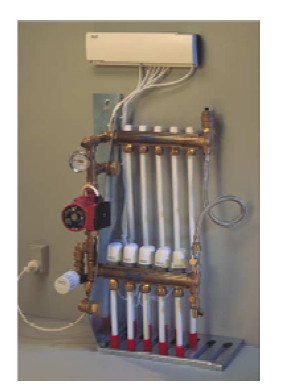 Eksempel på samle- og fordelearrangement til gulvvarmeanlæg. De enkelte gulvvarmesektioner styres individuelt af rumtermostater og elektroniske ventiler. 5.1.