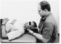 - 55 - NEUROLOGISK UNDERSØGELSE + TEGN PÅ RODTRYK BILAG 4 Spurlings test PT siddende, nakken laterel flekteres passivt mod symptomatisk side og overpres (ca 7 kg) udføres mod PTs hoved.