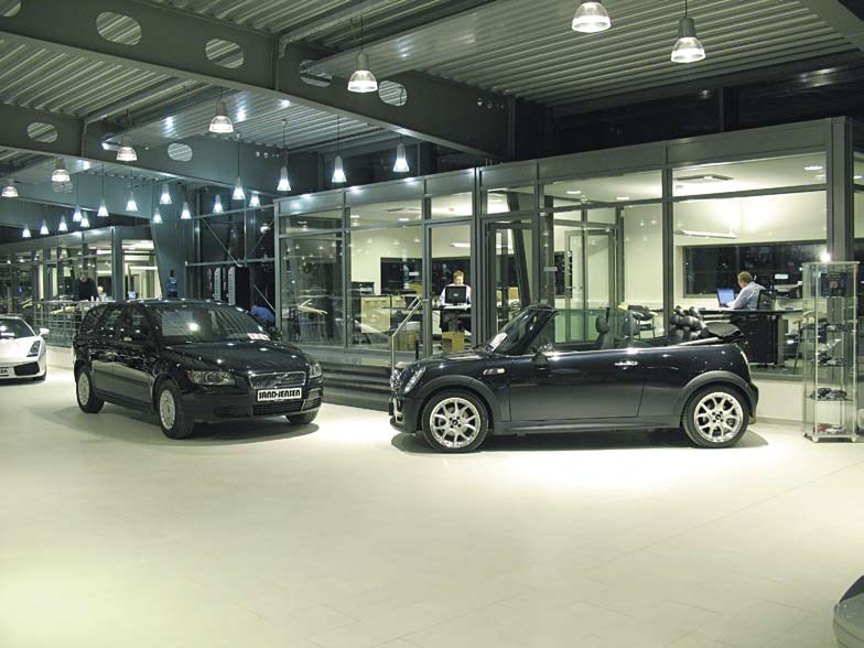 Dæk og udstyr Stor salgsafdeling også for danske kunder Autohaus Sand Jensen er på få år vokset fra et lille salgskontor med udendørs udstilling til en stort, professionelt bilhus på 4.