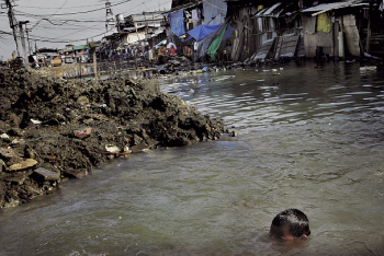 (6:8) Mads Nissen, freelance Overbefolkning i Filippinerne: Slumkvarteret Santo Niño.