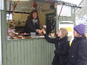 6 J u l e m a r k e d Både børn og voksne havde mulighed for for at tjene en skilling på julemarkedet Også i 2010 var der julemarked på Munksøgård med boder med mad og kunsthåndværk, optræden, cafè