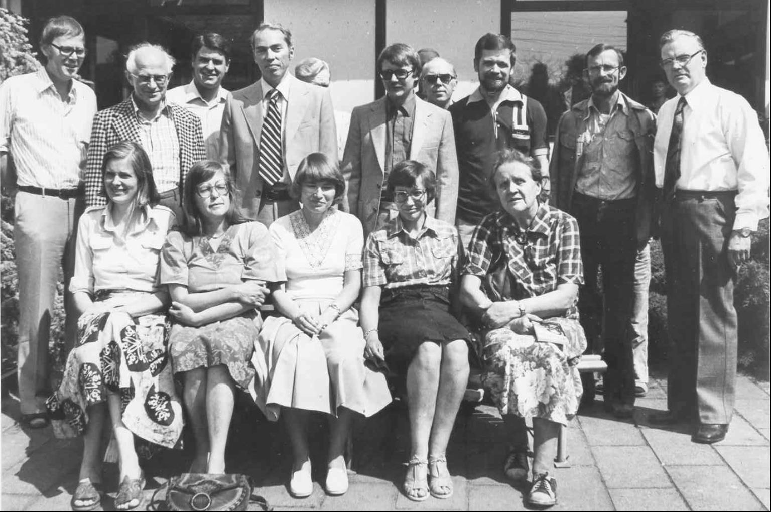 Lærerne 1979 Siddende fra venstre: Grete Gellert, Nina Antal, Nina Kiærskou, Lene Lund, Inger Bohus Bagest fra venstre: E.