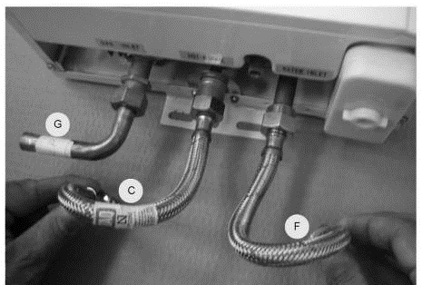 2.5. Vandtilslutninger til vandvarmeren. 2.5.1. For at lette installationen eller udskiftningen er vandvarmeren forsynet med fleksible slanger. 2.5.2. Tilslut slangerne i henhold til følgende anvisning: - Fleksibel slange med 2 omløbere.
