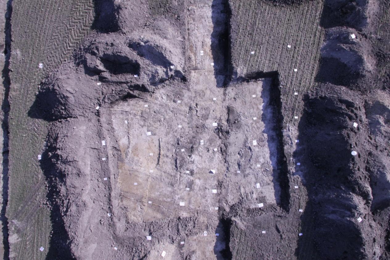Billede 15 - Luftfoto, der viser den arkæologiske udgravning Af Tabel 15 fremgår metadataene for billederne i serie 5. Idet ISO-værdien er sat til automatisk, er disse blevet meget høje.