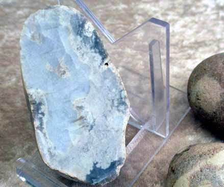 Stenmaterialets indhold af flint. Leverandørerne af stenmaterialet til stranden er bl.a. morænematerialet, som findes i varierende mægtighed.