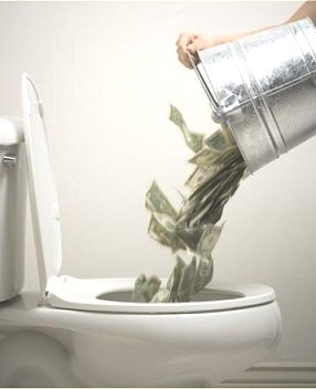 Smider du også penge i toilettet? Det er nok de færreste af os, der ønsker at bruge unødige penge på vand, men det er der rent faktisk mange af os, der gør, uden at tænke over det.