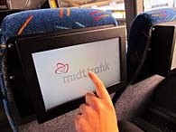 4.4 Individuelle skærme Individuelle skærme er installeret på ruterne 925X og 953X. Der er installeret 12 skærme i busserne. 55% af kunderne vælger altid eller nogle gange bevidst en plads med skærm.