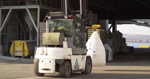 AALBORG PORTLANDS PRODUKTER Cement fremstilles ved brug af kridt og sand, der udgør de centrale råstoffer i produktionen af alle cementtyper hos Aalborg Portland.