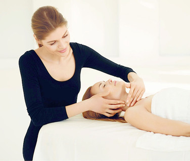 Hos Nui arbejdes der med forskellige behandlinger, der bl.a. fokuserer på specifikke muskler og ansigtszoner for at stramme huden op.