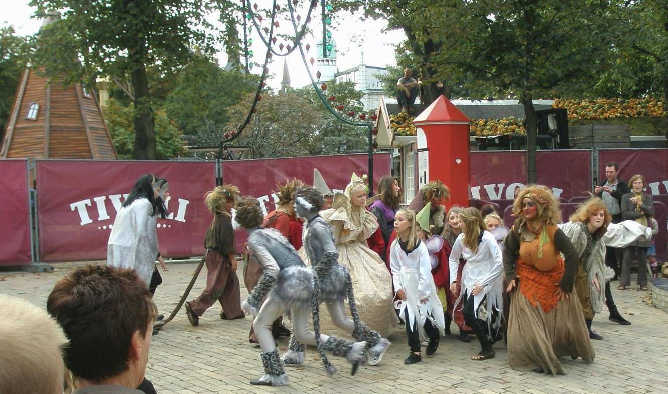 Allerede når man træder ind af den store port til Tivoli bliver man ramt af en eventyrlig stemning når man møder de mange eventyrskuespillere der er i paraden.