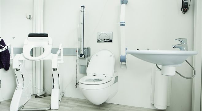 Figur 13 Velfærdsteknologisk badeværelse med hæve/sænke modul til toilet, fuldautomatisk vasketoilet og hæve/sænke håndvask - modelfoto 8) Vasketoilet Indenfor projektrammen, har Bøgebakken også
