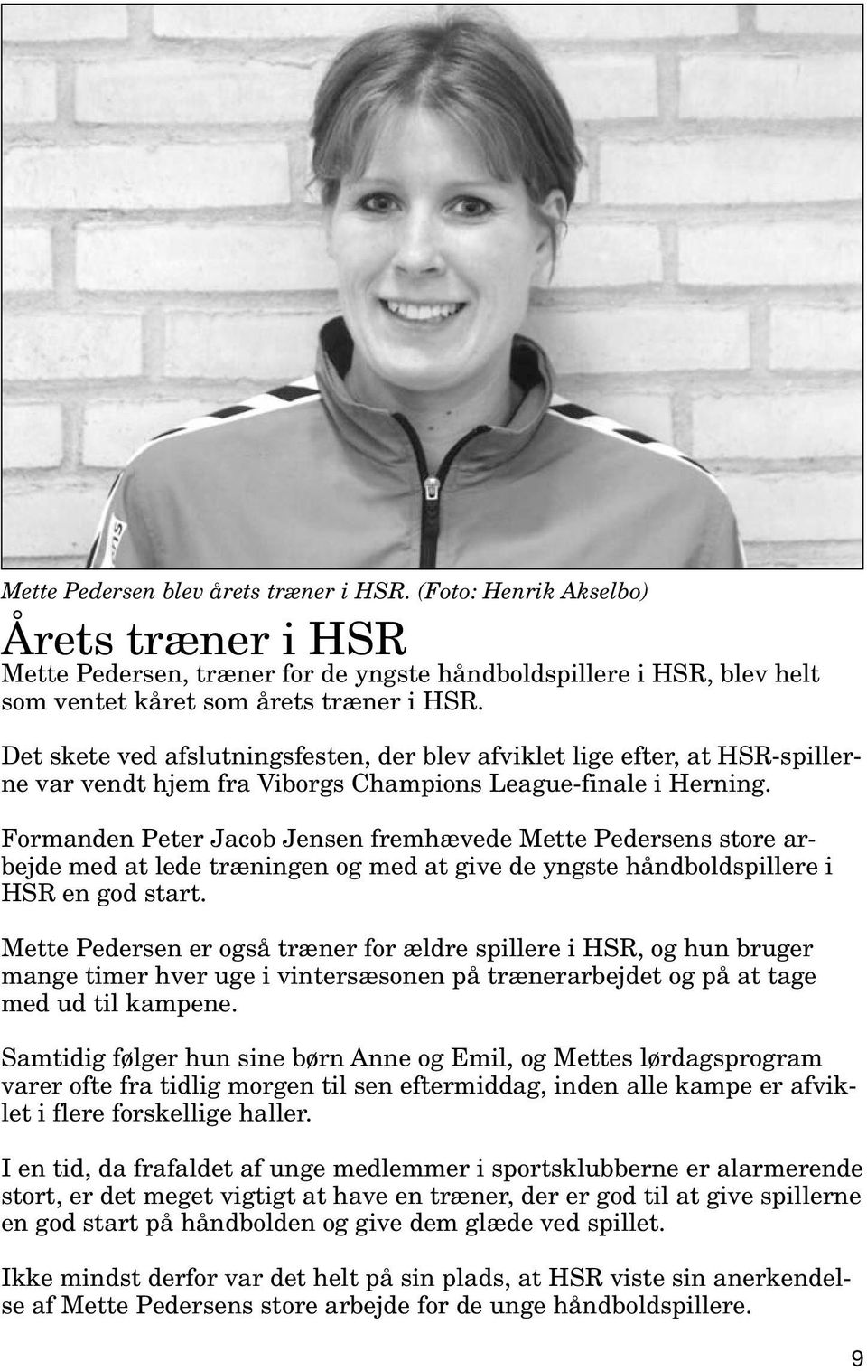 Formanden Peter Jacob Jensen fremhævede Mette Pedersens store arbejde med at lede træningen og med at give de yngste håndboldspillere i HSR en god start.