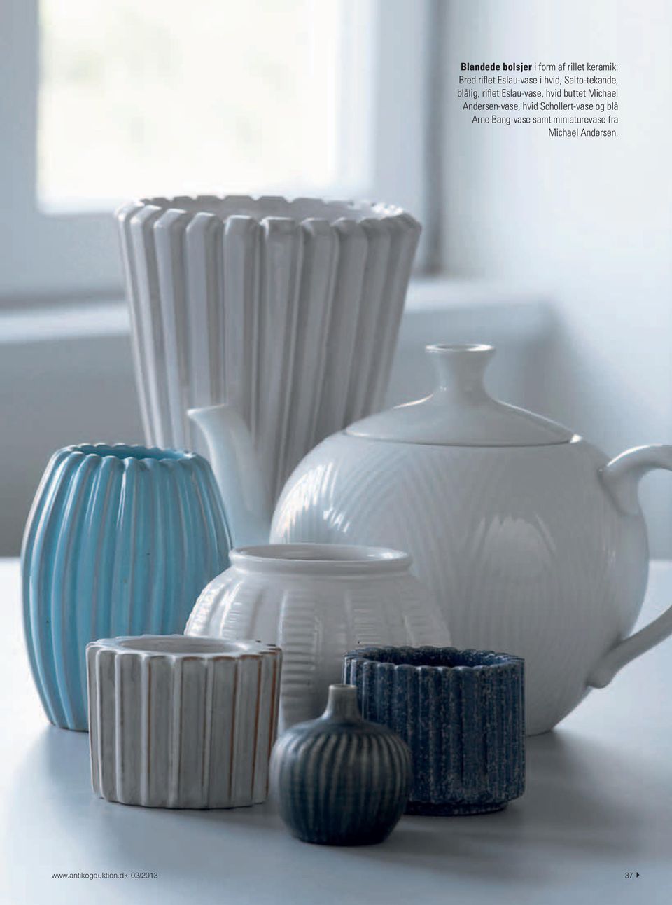 Michael Andersen-vase, hvid Schollert-vase og blå Arne Bang-vase