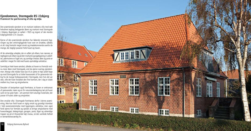 Bygningen er opført i 1925 og tegnet af den kendte Esbjergarkitekt C.H. Clausen.