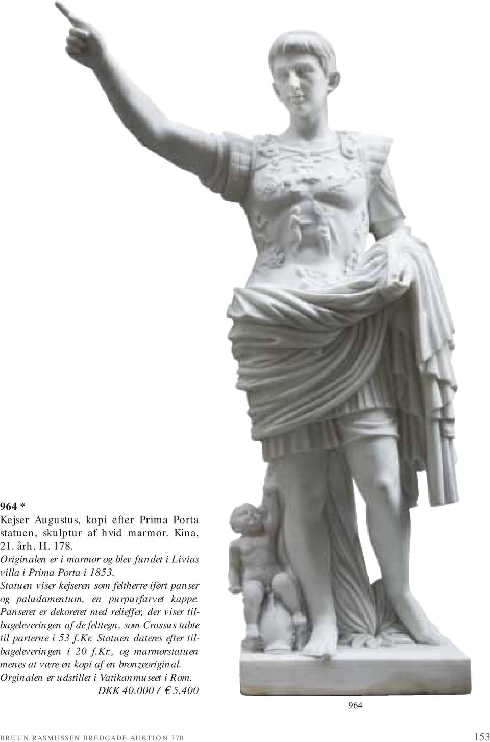 Statuen viser kejseren som feltherre iført panser og paludamentum, en purpurfarvet kappe.
