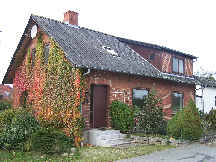 Smedehuset, Kejlstrupvej 24 (matr. 9 d og 8 e) Smedehuset er opført i 1916 som aftægtshus til Mette Marie Clemmensen, der havde været gift med Niels Peter Nielsen.