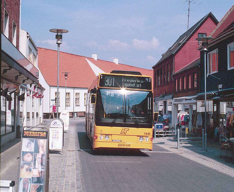 Figur 5.3. Eksempel fra Frederikssund på fartdæmpet bygade med dobbeltrettet trafik og busser samt kørebane på 4,5 m. Strøggaderne Tinggade og Sct.