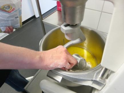 Rør dejen Smuldr de to pakker gær i vandet i røreskålen Hæld kærnemælk og olie ned til gærblandingen Opmål to