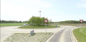 7 af 17 R35 RUNDKØRSEL - MIDTERØ En rundkørsel er et vejkryds, et antal vejgrene (normalt tre, fire eller fem) er tilsluttet en ensrettet kørebane anlagt cirkulært omkring en centralt placeret