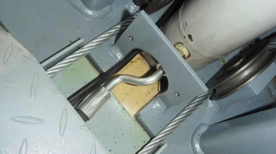Trin 7: Forbind stålwiren. 1. Løft slæderne på begge søjler cirka 800 mm. over terræn. 2. Vær sikker på at sikkerhedslåsene I begge søjler er I hak, før du trækker og monterer wiren. 3.