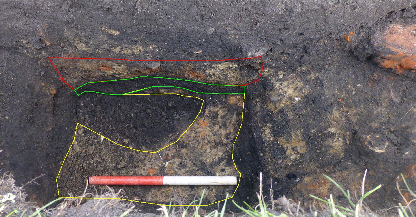 I det nordlige fundamenthul blev der fundet spor af hvad der umiddelbart ligner et hus (se Fig. 7). Nederst, ca. 50 cm under overfladen, fandtes et stampet lergulv (rød streg fig. 7). Dets tykkelse kendes ikke da det ikke blev gennemgravet.