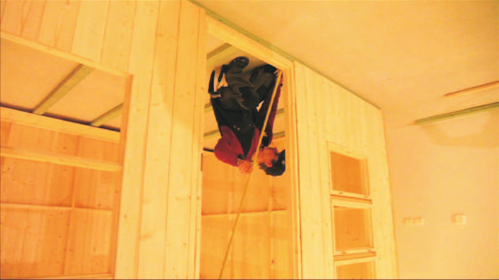 Dørkarmen monteres på samme måde på fodremmen, og skrues fast på vægstolper (3 stk. eller 5x90mm skruer/side).