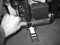 Løsn skruerne (1) på begge sider med unbrakonøglen (8 mm), og fjern dem.