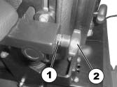 8.7.2 Indstilling af armlænene/vinklerne Forudsætninger: Gaffelnøgle 13 mm Justérskruen til justering af armlænsvinklen befinder sig i den bageste ende af