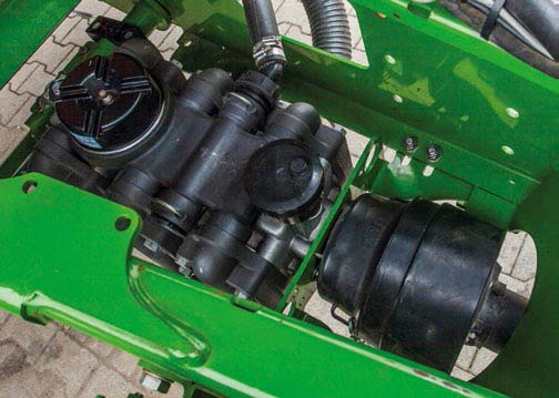 Teknik Betjeningscentral 16 17 UX Special kan udstyres med pumper med en kapacitet på 260 l/min eller 380 l/min.