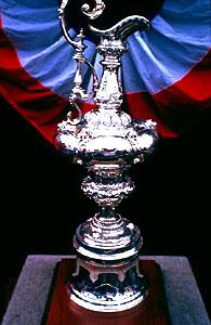Anekdote #1 Americas Cup I 135 år (1857-1983) stod Americas Cup trofæet boltet fast I New York Yacht Club.
