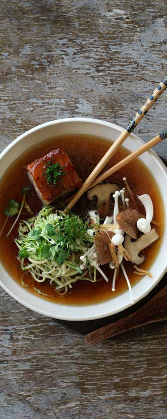 Ramen suppe med nudler, svampe og glaseret gris Denne Ramen suppe stammer fra Hokkaido i Japan.