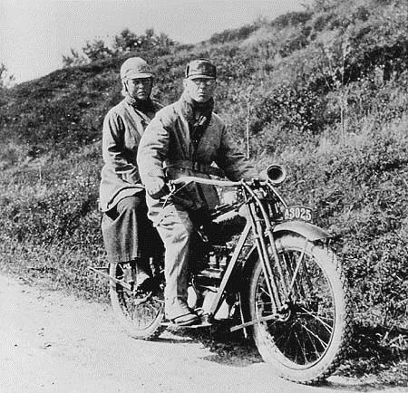 Naaede de Færgen? Af Johannes V. Jensen (1925) Paa Landevejen mellem Middelfart og Odense racede en Motorcykle, en Maskine med stor Boring og fri Basunudblæsning.