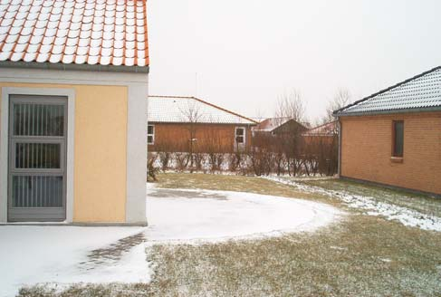 SAMMENLIGNING BEREGNINGER/MÅLINGER Figur 10. Billede af forsøgshuset (til venstre) og nabohuset, taget mod øst.