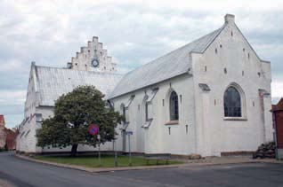 Kirken ligger uden fysisk tilknytning til kirkegården på en brostensbelagt kirkeplads i tilknytning til den gamle bydel. Kirkegården er placeret nordvest for kirken på den modsatte side af Sæby Å.