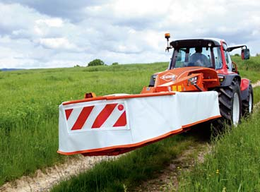 PRAKTISK TILKOBLING Ved montering på traktoren er det ikke nødvendigt at tilpasse liftarmenes længde for at fordele maskinens vægt ensartet.