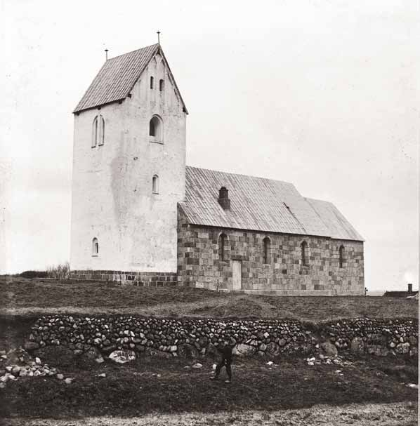 navr kirke 2413 Fig. 18. Ydre set fra sydvest. Foto Adolph Herman Vorbeck o. 1900. Exterior seen from the south west.