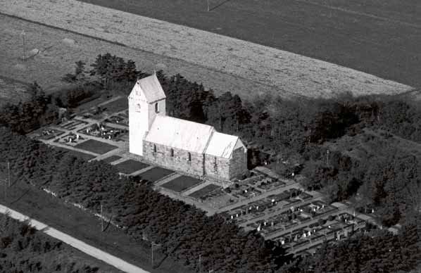 2402 hjerm herred Fig. 2. Luftfotografi af kirken set fra sydøst. Foto Sylvest Jensen 1948. KglBibl. Aerial photograph of the church seen from the south east. Kirken ligger omtrent midt i sognet, ca.