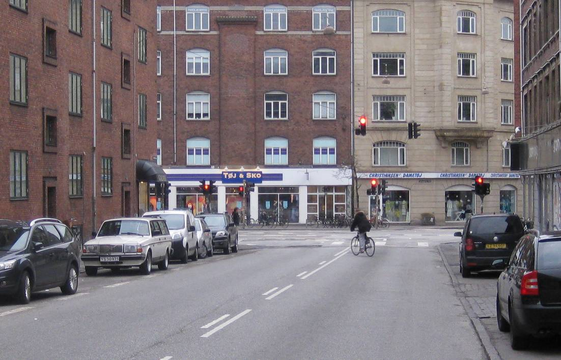 I Gl. Jernbanevej-tilfarten suppleres signalet med busprioritering, så denne retning kobles ind så snart der anmeldes en nordgående bus.