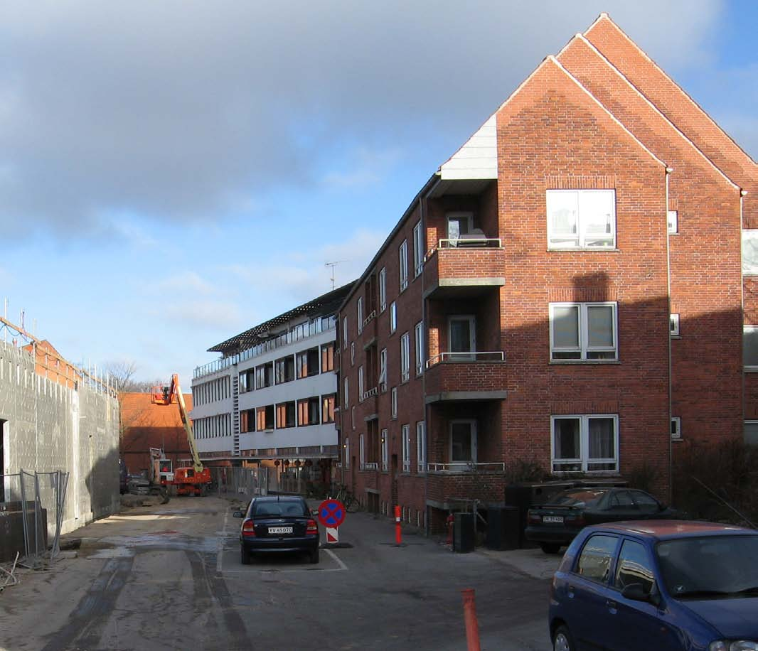 Eksisterende forhold Den nye Føtex er under opførelse. Føtexbygningens facade løber langs Stiholmsvejs sydside.