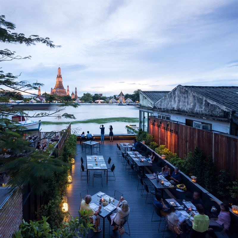 Sala Rattanakosin restaurant og tagbar ved floden Sala Rattanakosin tilbyder en af de mest ikoniske udsigter over Bangkok.
