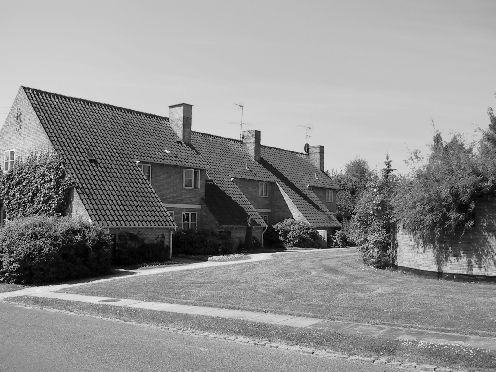 Rækkehusområdet Delområde B: Bebyggelsen, Ermelundshusene er opført i 1949 af arkitekterne Viggo Møller- Jensen og Mogens Black-Petersen som en samlet bebyggelse mellem Ermelunden og Hollænderdammen.