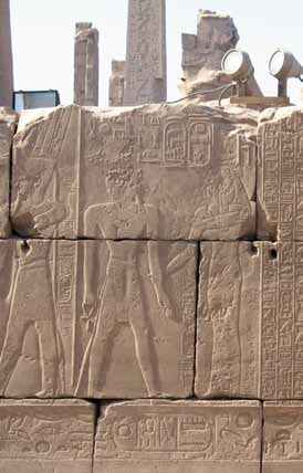 Et lignende eksempel på Tutankhamons kontrafej, men med Horemhebs originale indskrift kan ses i Luxor-museet J 823 fra Luxor-cachetten.