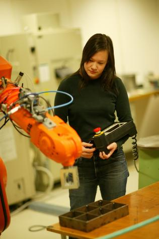 Introduktion Robotter leveres ofte uden sikkerhedsforanstaltninger Systemintegratoren er ansvarlig for sikkerheden Producent, montør, ingeniørvirksomhed eller slutbruger kan være systemintegrator