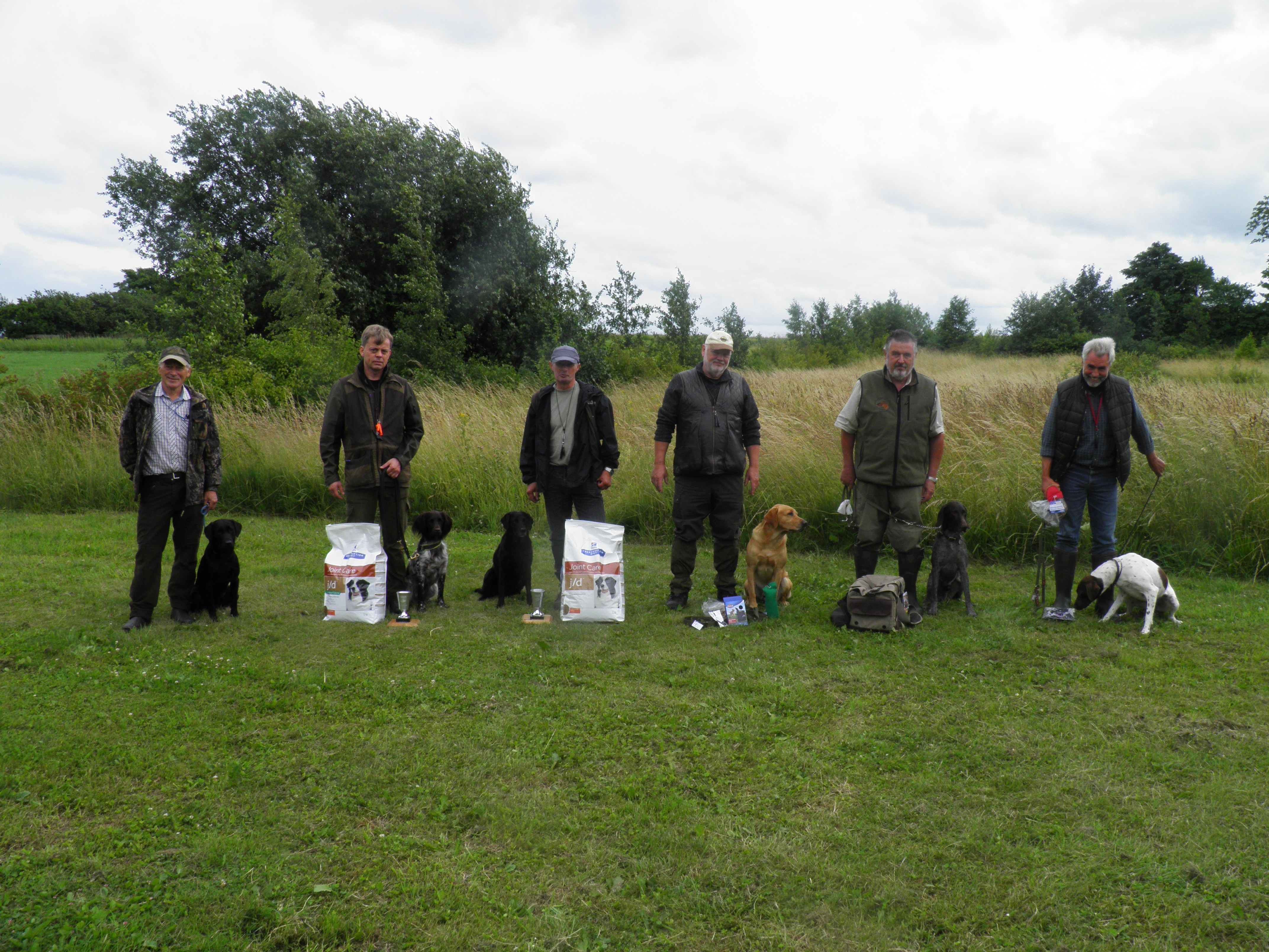 Apporteringsprøven blev afholdt med stor succes lørdag den 2. juli 2016 på arealerne på Jyderupvej. Hele 36 hunde og førere deltog.