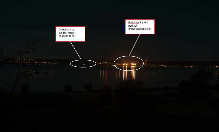 by. Den røde belysning til højre på fotoet er lysafmærkningen på yderste duc d albe, som er et fritliggende fortøjningspunkt i vandet.