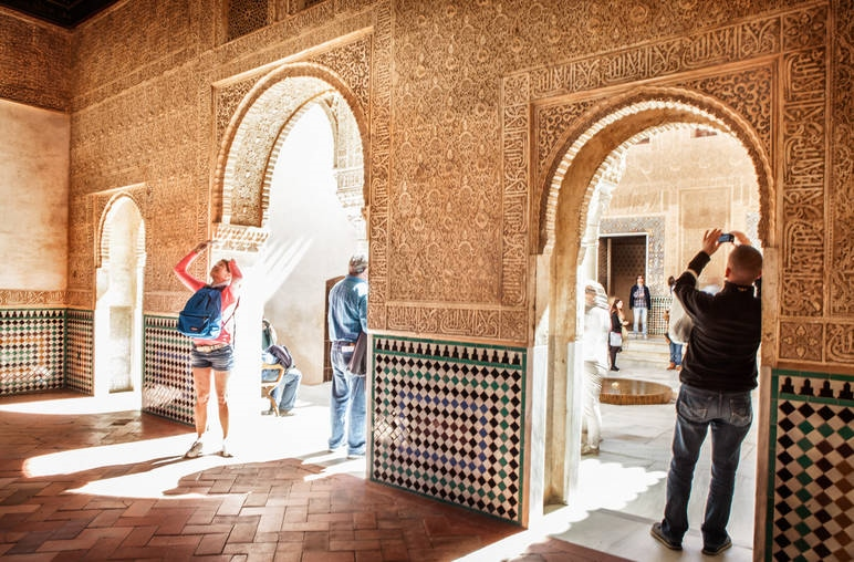 Mosaikker i Alhambra-paladset smukke paladsbygninger med til at skabe en eventyrstemning. Alhambra er et sted, der hverken i harmoni eller skønhed står tilbage for de hinsides "Himmelske Haver".