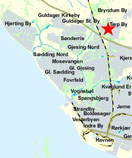Området afgrænses af Tarp Byvej mod syd, Tarp Hovedvej mod øst, et offentligt grønt areal mod nord og boliger mod vest.