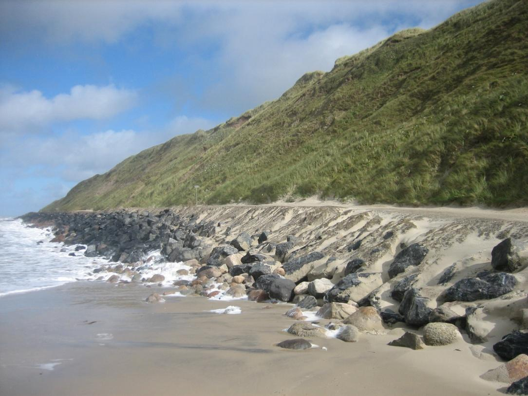 skråningsbeskyttelsen skal udsættes for øget erosion, så derfor kan dette være grunden til, at den er etableret langs hele kysten.